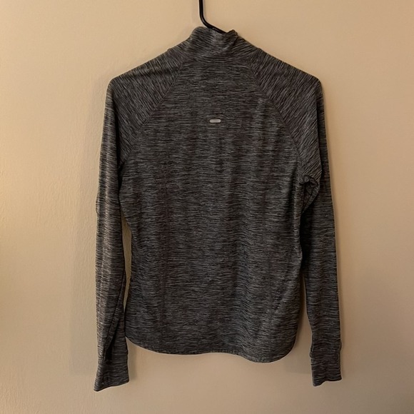 Old Navy Active Semi-Fitted Long Sleeve Pullover - Picture 4 of 4